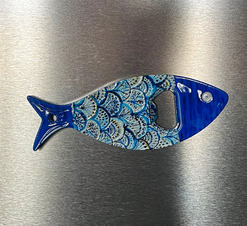 Décapsuleur magnétique avec grand aimant pour ne jamais le perdre en forme de poisson aux gros yeux. 12,5cm de long