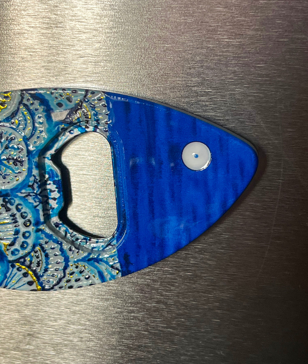 Décapsuleur magnétique avec grand aimant pour ne jamais le perdre en forme de poisson aux gros yeux. 12,5cm de long