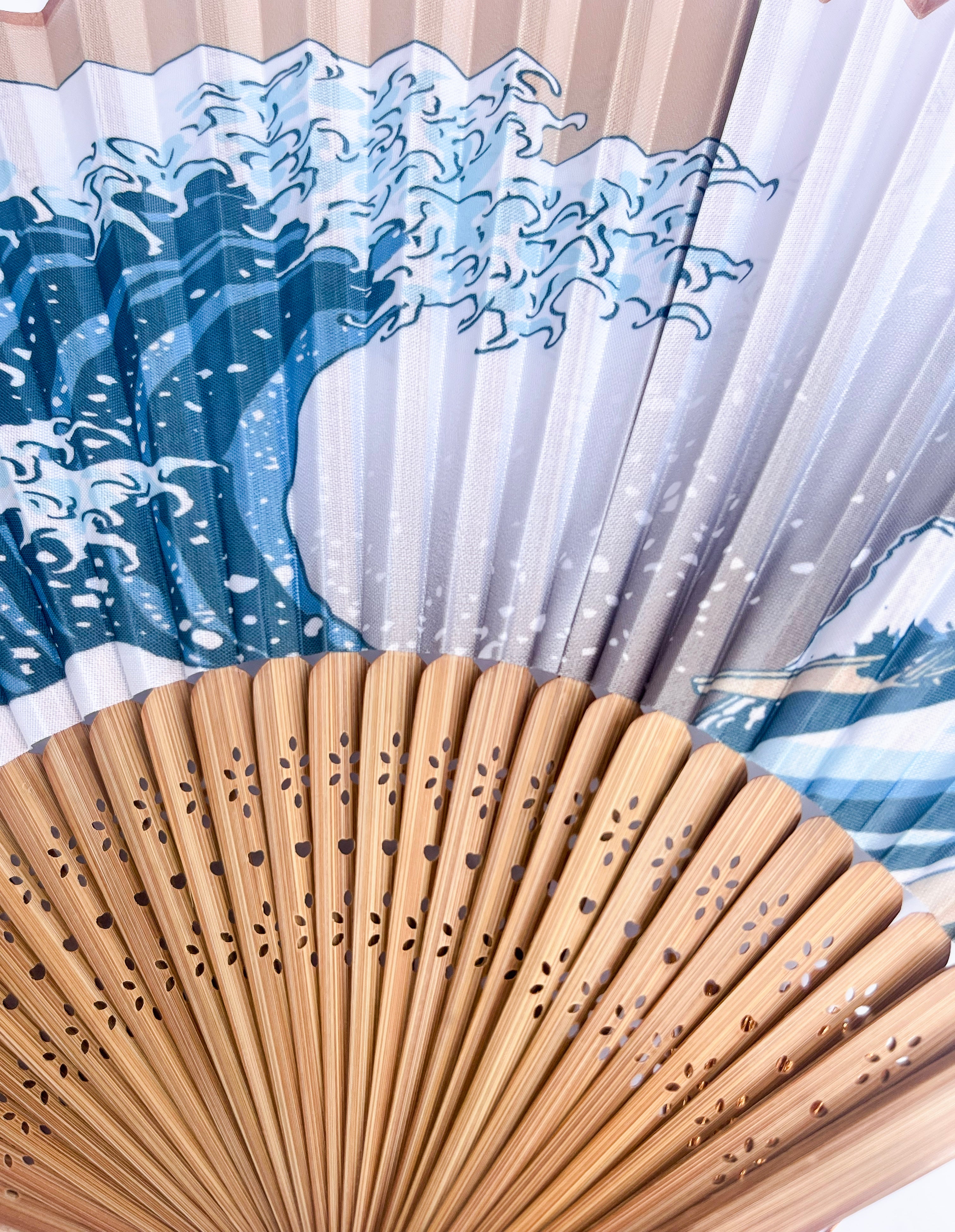 Éventail léger et maniable, conçu en lin et bambou, de 34cm d'amplitude, la célèbre vague de Kanagawa