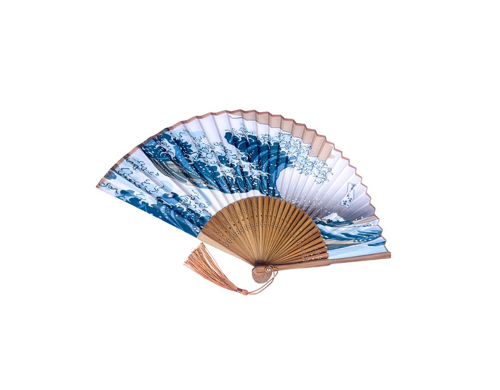 Éventail léger et maniable, conçu en lin et bambou, de 34cm d'amplitude, la célèbre vague de Kanagawa