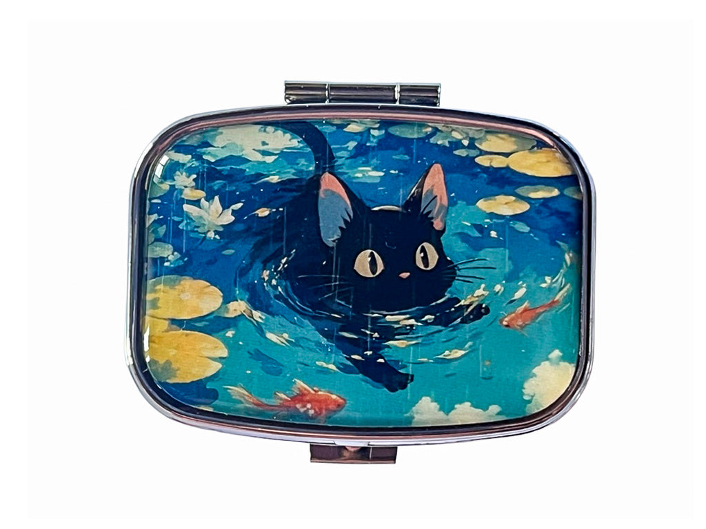 Pilulier de voyage triangulaire mignon et costaud en métallisé, petit chaton joue avec les carpes Koï