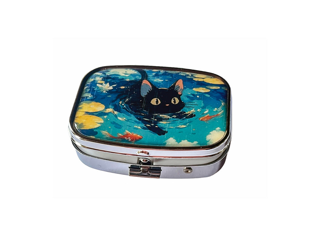 Pilulier de voyage triangulaire mignon et costaud en métallisé, petit chaton joue avec les carpes Koï